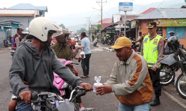Polres-Alor-dan-OKP-Gamki-Bagikan-Takjil-untuk-Warga