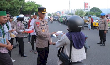 Polres-Alor-dan-HMI-Bagikan-Takjil-Kepada-Masyarakat-di-Bulan-Ramadhan