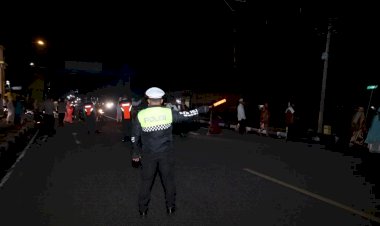 Polres-Alor-Amankan-Pelaksanaan-Sholat-Tarawih-di-Masjid-Muhajirin-Kadelang