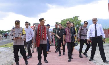 Kapolres-Alor-yang-Baru,-AKBP-Nur-Azhari,-S.H.,-Tiba-di-Alor,-Disambut-dengan-Upacara-Adat-dan-Jajar-Kehormatan