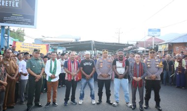 Kapolres-Alor-Hadiri-Perdamaian-Adat-Pemuda-Wetabua-dan-Kampung-Baru,-Wujud-Persatuan-di-Alor
