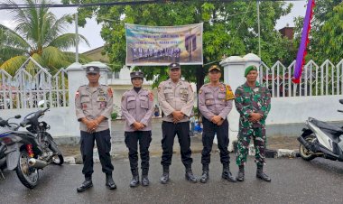 Personel-Polres-Alor-Amankan-Kebaktian-Jumat-Agung-di-Gereja-Pola-Tribuana-Kalabahi