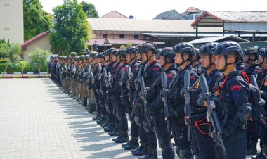 Danpas-Pelopor-Korbrimob-Polri-Pimpin-Apel-Gelar-Pasukan-Operasi-Kepolisian-Terpusat--“AB-Moskona-2025