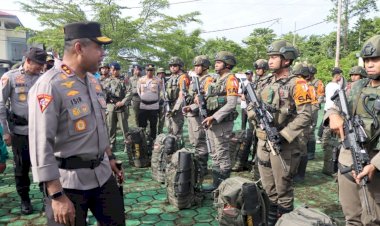 Kapolda-Papua-Barat-Cek-Kesiapan-Personel-dan-Peralatan-dalam-Misi-Kemanusiaan-Operasi-AB-Moskona-2025