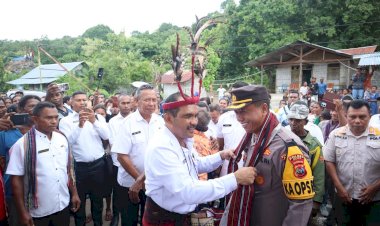Kapolres-Alor-Dampingi-Bupati-dalam-Kunjungan-Kerja-di-Kecamatan-Lembur,-Serahkan-Bantuan-bagi-Pelajar-Berprestasi