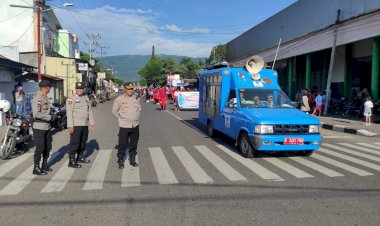 Wakapolres-Alor-Pimpin-Langsung-Pengamanan-Pawai-Karnaval-Hardiknas-2025