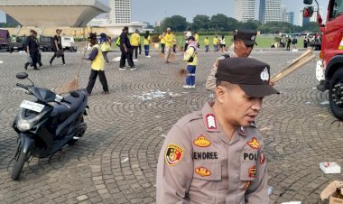 Personel-Polri-Sigap-Bersih-bersih-Kawasan-Monas-Usai-May-Day-Fiesta