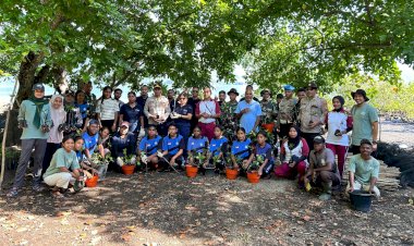 Polsek-ABAD-Dukung-Penanaman-Mangrove-di-Pesisir-Moru-untuk-Restorasi-Ekosistem
