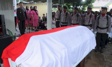 Polres-Alor-Gelar-Upacara-Pemakaman-Purnawirawan-IPTU-Marselianus-Korbafo-dengan-Penuh-Khidmat