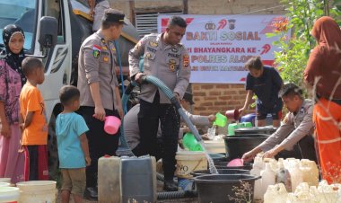 Polres-Alor-Gelar-Bakti-Sosial-Pembagian-Air-Bersih-di-Desa-Lefokisu-Jelang-Hari-Bhayangkara-ke-79