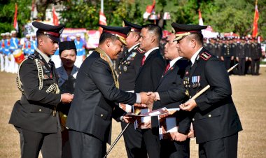 Kapolda-NTT-Berikan-Penghargaan-kepada-194-Personel-Berprestasi,-Dorong-Semangat-Dedikasi-dan-Inovasi