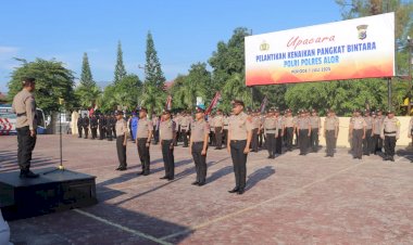 Kapolres-Alor-Pimpin-Upacara-Kenaikan-Pangkat-26-Personel-Bintara-Polri-Periode-1-Juli-2025