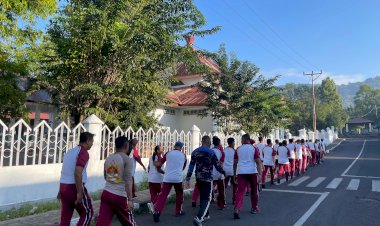 Kapolres-Alor-Pimpin-Olahraga-Jalan-Santai-Jumat-Pagi-Bersama-Seluruh-Personel