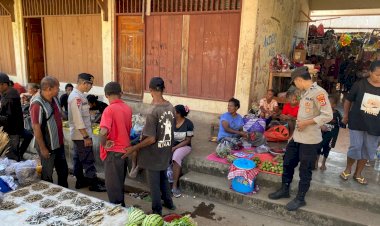 Polsek-Alor-Timur-Laut-Laksanakan-Patroli-Dialogis-dan-Pengamanan-Pasar-Rakyat-Nailang