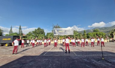 Polres-Alor-Gelar-Olahraga-Bersama-Usai-Apel-Pagi,-Tingkatkan-Kesehatan-dan-Kekompakan-Personel