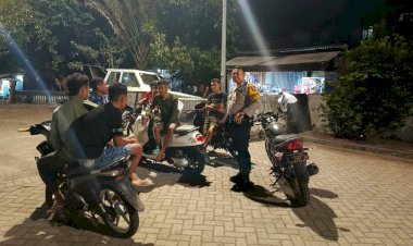 Bhabinkamtibmas-Kalabahi-Kota-Imbau-Anak-Muda-Tak-Nongkrong-Larut-Malam-Demi-Cegah-Gangguan-Kamtibmas