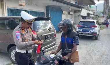 Sat-Lantas-Polres-Alor-Bagikan-Bendera-Merah-Putih-Jelang-HUT-RI-ke-80