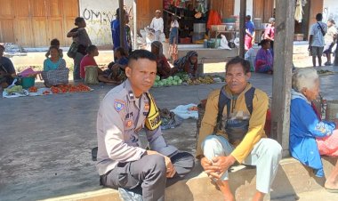 Bhabinkamtibmas-Desa-Fuisama-Laksanakan-Patroli-Dialogis-di-Pasar-Mainang,-Ingatkan-Warga-Jaga-Kamtibmas