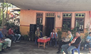 Bhabinkamtibmas-Kelurahan-Kalabahi-Barat-Sambangi-Ketua-RW-002,-Sampaikan-Pesan-Kamtibmas-untuk-Warga