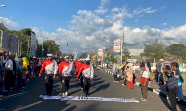 Polres-Alor-Gelar-Pengamanan-Lomba-Gerak-Jalan-Guru-Dan-Siswa,-Meriahkan-HUT-RI-Ke-80