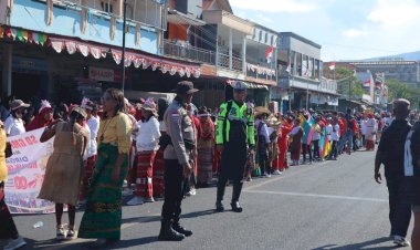 Ribuan-Warga-Padati-Jalan,-Polres-Alor-All-Out-Amankan-Pawai-Karnaval-HUT-RI-ke-80