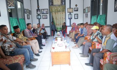 Kapolres-Alor-Bersilahturahmi-dengan-Raja-Kui-dan-Tokoh-Adat-Kecamatan-ABAD