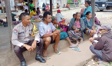Bhabinkamtibmas-Desa-Fuisama-Laksanakan-Patroli-Dialogis-di-Pasar-Mainang,-Himbau-Warga-Jaga-Kamtibmas