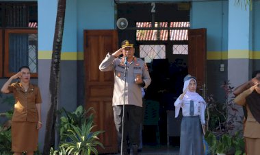 Kapolres-Alor-Jadi-Pembina-Upacara-di-SMA-Negeri-1-Kalabahi,-Ingatkan-Siswa-Jauhi-Tawuran-dan-Bijak-Bermedsos