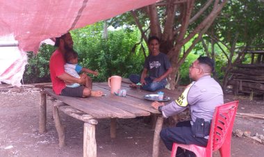 Bhabinkamtibmas-Desa-Petleng-Aipda-Toni-Frans-Laksanakan-Sambang-dan-Patroli-Dialogis,-Ajak-Warga-Jaga-Kamtibmas