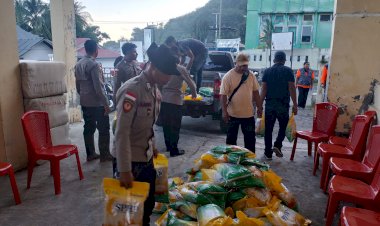 Polres-Nagekeo-Polda-NTT-Salurkan-Bantuan-Beras-untuk-Warga-Terdampak-Banjir-Bandang-di-Mauponggo