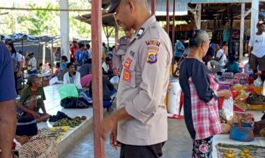 Polsek-Alor-Selatan-Gelar-Patroli,-Jaga-Keamanan-Aktivitas-Pasar-Rakyat-Apui