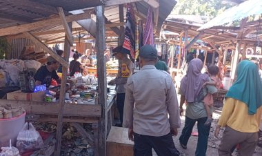 Wujudkan-Pasar-Aman,-Polsek-Pantar-Gelar-Patroli-Dialogis-di-Pasar-Kabir