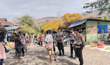 Polsek-Alor-Timur-Gelar-Patroli-dan-Sambang-di-Pasar-Rakyat-Maritaing