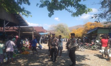 Polsek-Alor-Timur-Laksanakan-Patroli-dan-Sambang-di-Pasar-Rakyat-Maritaing