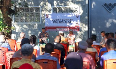 Kapolres-Alor-Gelar-Jumat-Curhat-di-Desa-Motongbang,-Warga-Sampaikan-Aspirasi-soal-Keamanan-dan-Permasalahan-Kenakalan-Remaja 