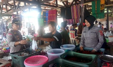 Polsek-Alor-Barat-Daya-Laksanakan-Patroli-dan-Pengamanan-di-Pasar-Rakyat-Moru,-Ciptakan-Rasa-Aman-bagi-Masyarakat