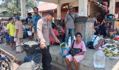 Polsek-Alor-Timur-Laut-Gelar-Patroli-Dialogis-dan-Pengamanan-di-Pasar-Rakyat-Nailang,-Wujudkan-Keamanan-dan-Ketertiban-Masyarakat