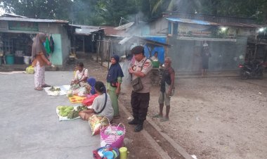 Kanit-Bimas-Polsek-Abal-Ajak-Pedagang-Pasar-Baulang-Bersinergi-Jaga-Keamanan-dan-Ketertiban-Lingkungan