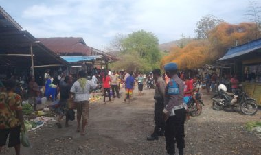 Polsek-Alor-Timur-Gelar-Patroli-dan-Pengamanan-di-Pasar-Rakyat-Maritaing,-Sampaikan-Pesan-Kamtibmas-kepada-Warga