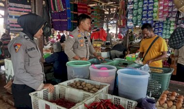 Polsek-Alor-Barat-Daya-Gelar-Patroli-dan-Pengamanan-di-Pasar-Rakyat-Moru,-Wujudkan-Rasa-Aman-bagi-Warga