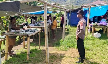 Polsek-Alor-Selatan-Gelar-Patroli-Pengamanan-Pasar-Kelaisi-Timur,-Aktivitas-Warga-Berjalan-Lancar