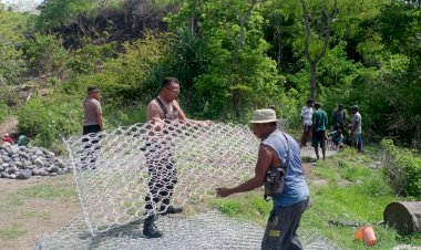 Personel-Polsek-Abad-Turut-Membantu-Perbaikan-Jalan-Buraga–Lerabain-di-Desa-Kuifana