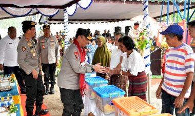 Wakapolri-Bersama-Perwakilan-Akpol-'90-Dhira-Brata-Resmikan-Sumur-Bor-dan-Serahkan-Bantuan-untuk-2.983-Warga-Pengungsi-Lewotobi-di-Huntara-II-Konga