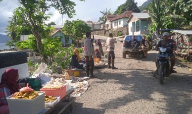 Polsubsektor-Pantar-Timur-Laksanakan-Patroli-dan-Pengamanan-Pasar-Bakalang-untuk-Jaga-Kondusifitas-Wilayah