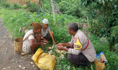 Bhabinkamtibmas-Desa-Welai-Selatan-Laksanakan-Patroli-dan-Sambang-Warga