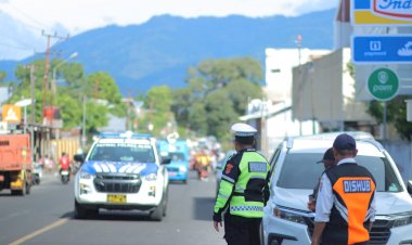 Personel-Polres-Alor-Melaksanakan-Pengamanan-Parade-Budaya-Perayaan-HUT-Provinsi-NTT-ke-67