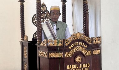 Kasat-Intelkam-Polres-Alor-Sampaikan-Khutbah-pada-Kegiatan-Jumat-Barokah-di-Masjid-Babul-Jihad-Wetabua