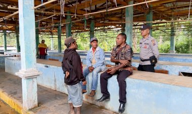 Kapolsek-Alor-Selatan-Pimpin-Langsung-Patroli-Pengamanan-Aktivitas-Pasar-di-Kelaisi-Timur