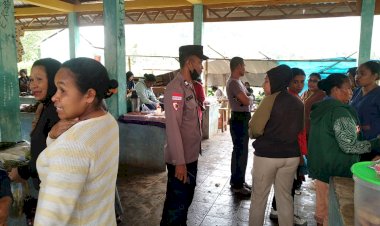 Polsek-Alor-Selatan-Laksanakan-Patroli-Pengamanan-Aktivitas-Pasar-di-Kelaisi-Timur