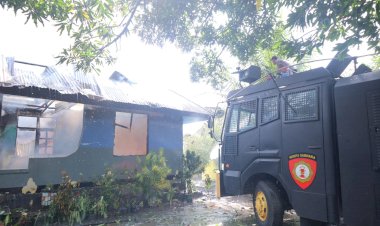 Gerak-Cepat-Polres-Alor-Bantu-Padamkan-Kebakaran-Rumah-Warga-di-Kalabahi-Kota